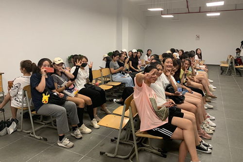 第十一届全国少数民族运动会开闭幕式礼仪引导员 微笑服务民族运动会