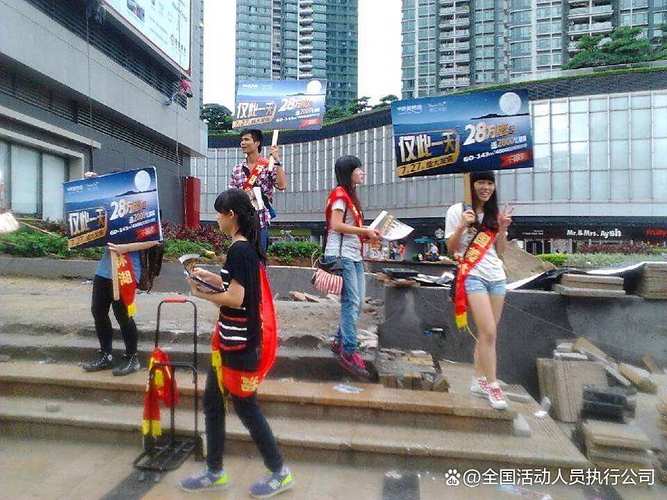 男女礼仪/模特以优雅的姿态展现产品魅力,每一个动作都是对品牌精神